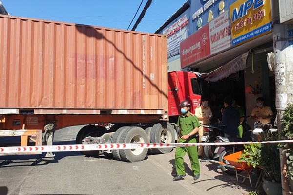 Xe container đâm vào cửa hàng khiến một người tử vong