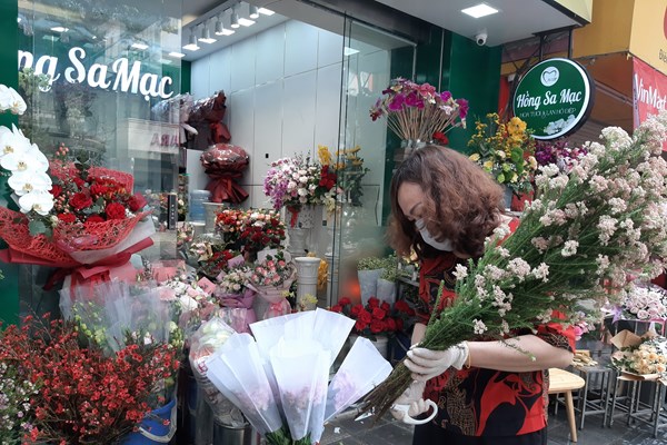 Hà Nội giá hoa tươi tăng cao, nhưng thị trường trầm lắng