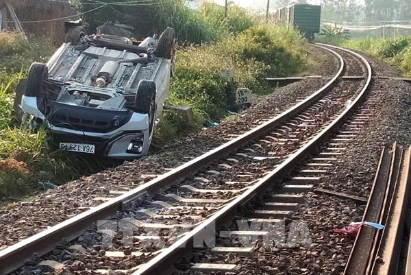 Tàu hỏa húc văng xe ô tô 7 chỗ khiến 3 người thương vong