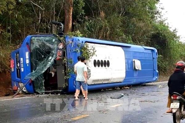 Lật xe khách giường nằm trên Quốc lộ 14 làm 19 người bị thương