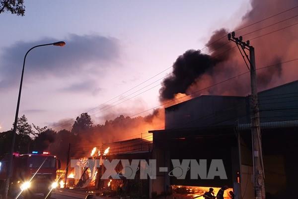 5 ki-ốt và 1 nhà dân tại Bình Dương bị thiêu rụi