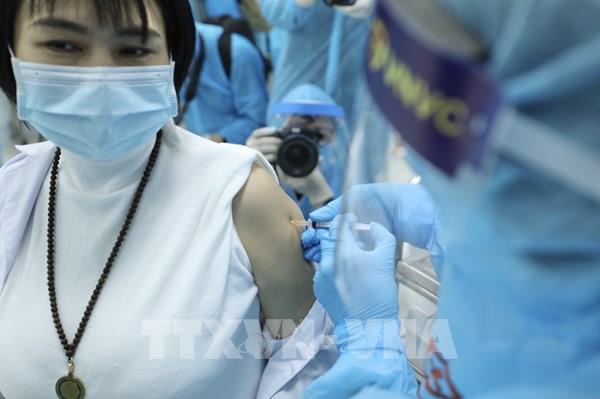 Việt Nam bắt đầu tiêm vaccine phòng COVID-19
