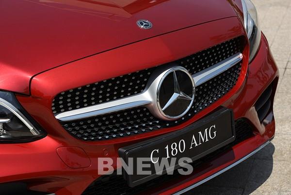 Mercedes-Benz Việt Nam giới thiệu phiên bản C 180 AMG mới giá dưới 1,5 tỷ đồng