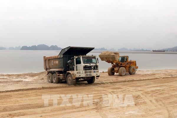 Quảng Ninh sẽ xử nghiêm vụ đổ đất đá trái phép xuống vịnh Bái Tử Long