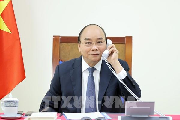 Thủ tướng Nguyễn Xuân Phúc điện đàm với Thủ tướng Singapore Lý Hiển Long