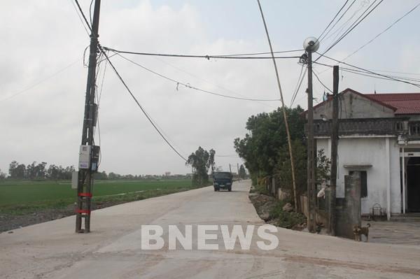 Ninh Bình: Hơn 40 cột điện xiêu vẹo giữa lòng đường