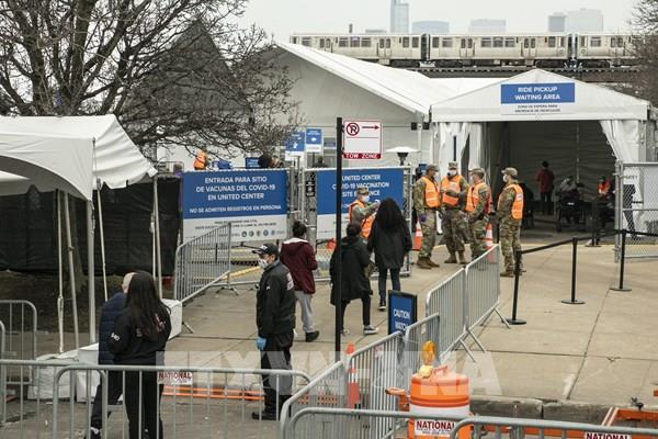 Mỹ trưng bày lọ chứa liều vaccine COVID-19 đầu tiên trong bảo tàng