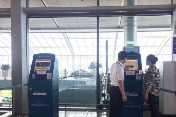 Vietnam Airlines triển khai dịch vụ kiosk check-in tại sân bay Cát Bi