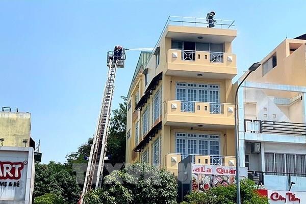 Tp Hồ Chí Minh: Giải cứu kịp thời 2 người mắc kẹt trong đám cháy