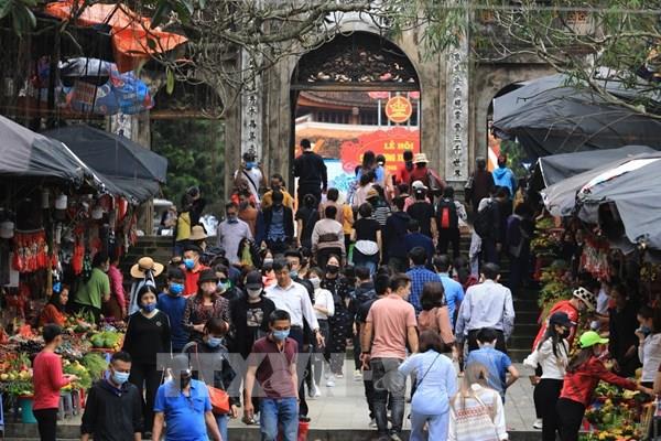 Gần 3 vạn du khách trẩy hội trong ngày đầu chùa Hương đón khách trở lại
