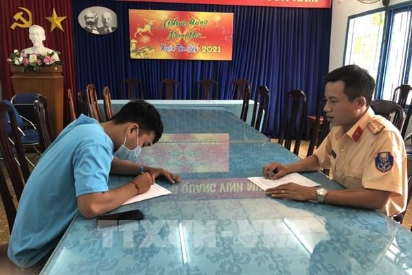 Xử phạt thanh niên tung clip nằm điều khiển xe máy tốc độ cao lên facebook 