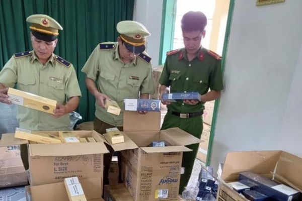 Phát hiện vụ vận chuyển 10.000 bao thuốc lá điếu nhãn hiệu 555 nghi nhập lậu