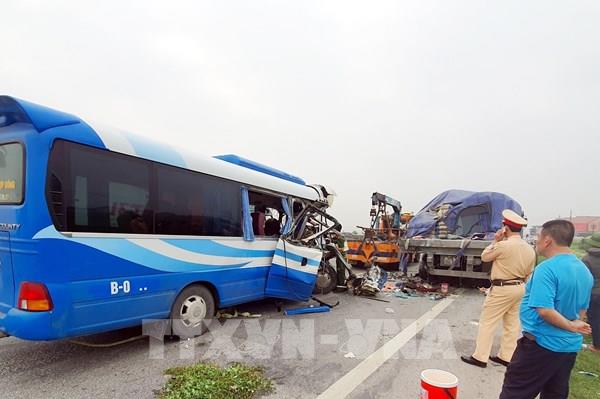 Tạm giữ tài xế xe khách trong vụ xe khách đâm xe đầu kéo tại Nghệ An