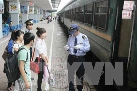 Tàu Hà Nội - Hải Phòng đón khách ở Hải Dương sau nhiều ngày gián đoạn