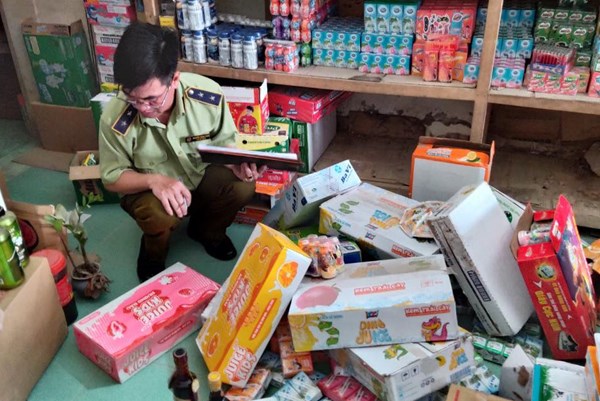 Tiêu hủy sản phẩm sữa và nước mắm quá hạn sử dụng
