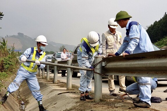Trị bệnh “nhờn thuốc” vi phạm hành lang an toàn giao thông trên cao tốc Nội Bài – Lào Cai