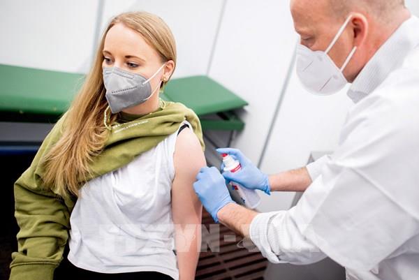 WHO kêu gọi các quốc gia duy trì việc tiêm chủng vaccine của AstraZeneca