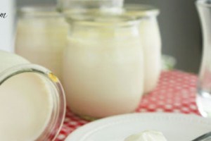 Sữa chua bị mốc xanh dù vẫn còn hạn sử dụng