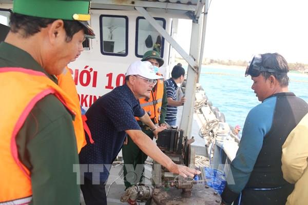Gần 4.000 lít dầu DO lẫn nước được hút khỏi chiếc tàu chìm tại Mũi Né