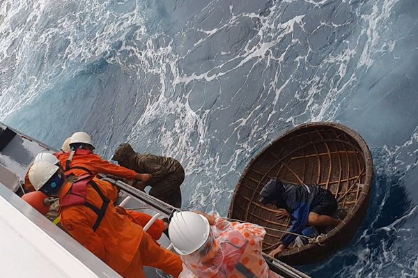 Cứu nạn kịp thời 2 thuyền viên bị chìm tàu, trôi dạt trên vùng biển Quảng Nam