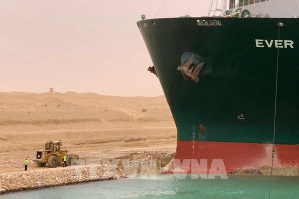 Sẽ cần vài ngày để giải cứu “siêu tàu” chở hàng mắc kẹt ở kênh đào Suez