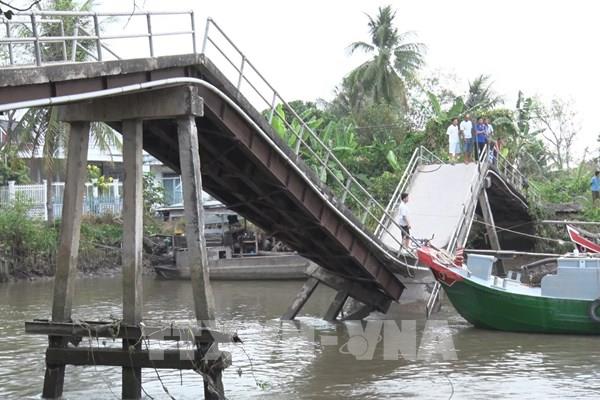 Tài công ngủ gật, ghe chở lúa đâm sập nhịp cầu bê tông