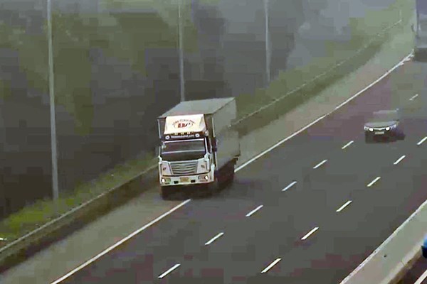 Phạt nặng tài xế lùi xe trên cao tốc Hà Nội - Hải Phòng - Quảng Ninh