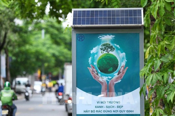 Hà Nội tạo lập thói quen sử dụng thùng rác công nghệ phát sáng