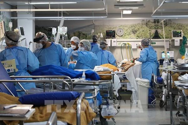Số ca nhiễm mới COVID-19 tại Brazil vượt quá 100.000 ca/ngày