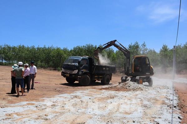 Bình Phước cưỡng chế dỡ 2 tuyến đường giao thông làm trái phép