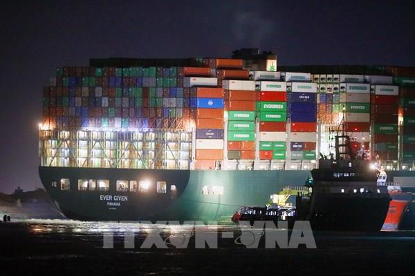 Ai Cập đưa phương án giải cứu siêu tàu container mắc kẹt tại kênh đào Suez