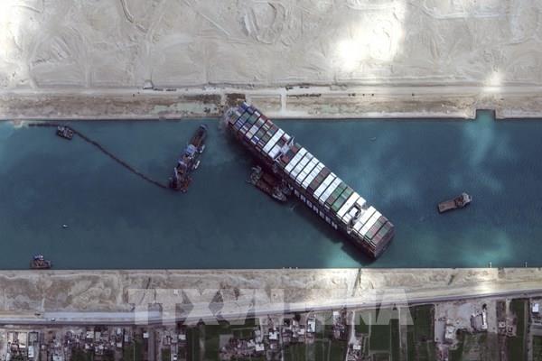 Tàu Ever Given đang xoay trở lại đúng hướng di chuyển