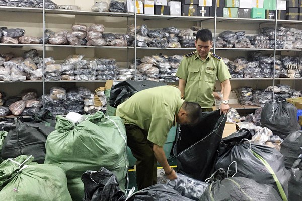 Phanh phui cơ sở kinh doanh giày dép giả mạo nhãn hiệu tại Hà Nội