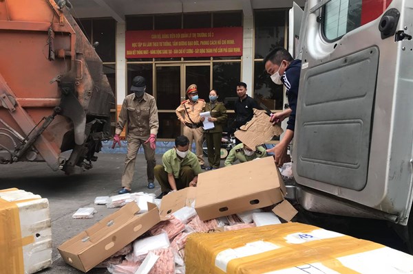 Tiêu hủy 1.020 kg chân gà tẩm ướp không rõ nguồn gốc