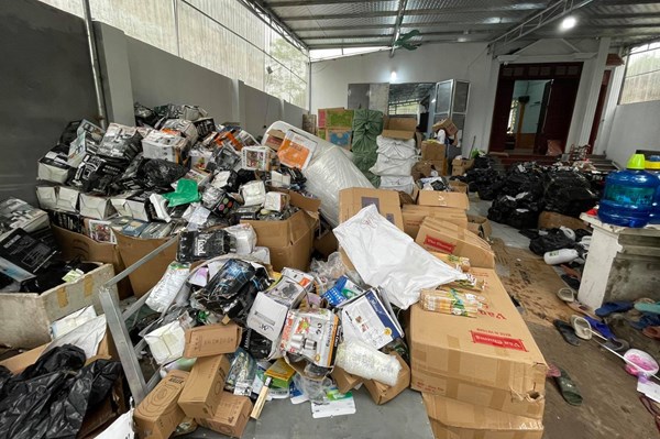 Lật tẩy kho hàng tiêu dùng nhập lậu và giả mạo nhãn hiệu cực lớn tại Hà Nội