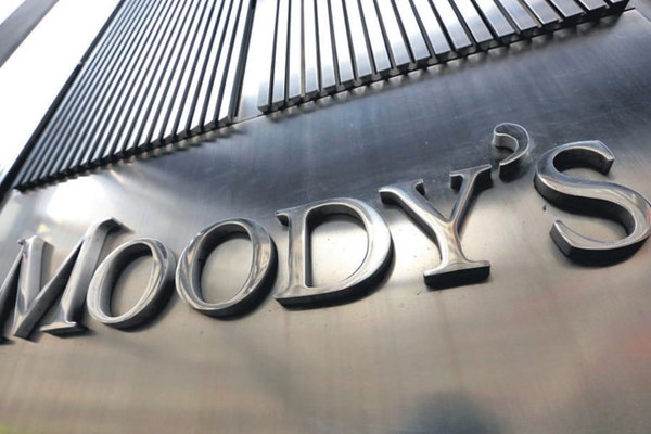 Moody’s hạ triển vọng của hệ thống ngân hàng Italy