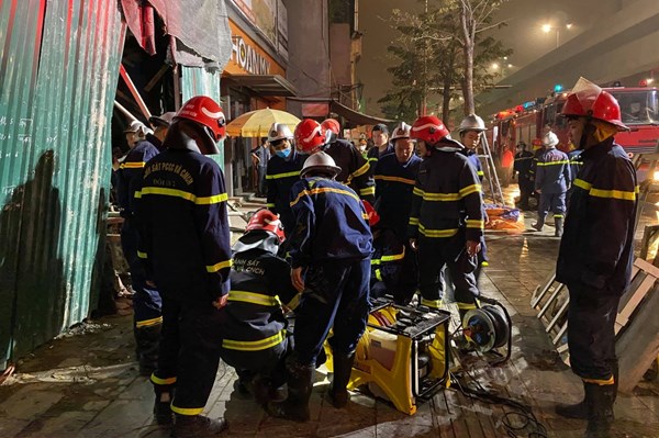 Hà Nội: Giải cứu người bị mắc kẹt do giàn giáo đổ sập