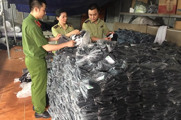 Thu giữ hàng nghìn sản phẩm quần áo thời trang nam giả mạo các nhãn hiệu nổi tiếng