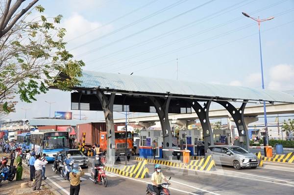 Giao thông ùn tắc khung giờ cao điểm trong ngày đầu thu phí BOT Xa lộ Hà Nội