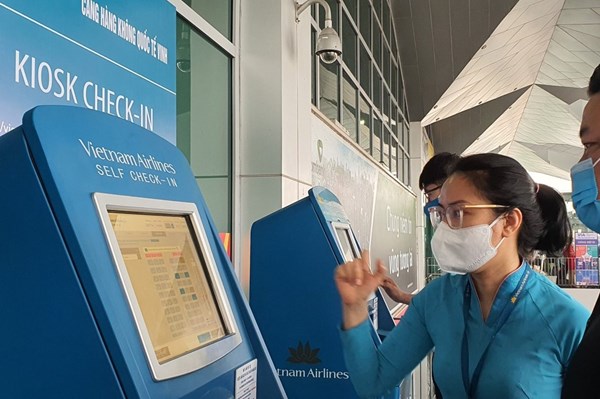 Vietnam Airlines triển khai dịch vụ tự làm thủ tục tại sân bay Vinh