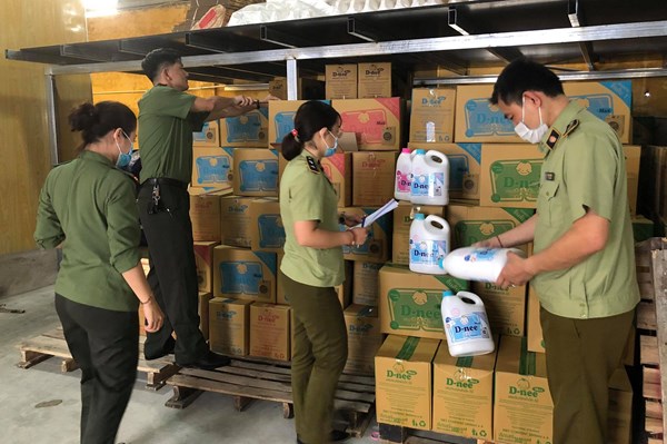 Phát hiện cơ sở sản xuất nước giặt giả thương hiệu của Thái Lan