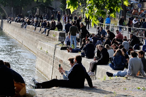 Pháp cấm đồ uống có cồn tại nơi công cộng để phòng COVID-19