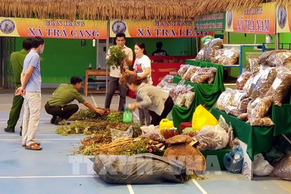 Phiên chợ sâm Ngọc Linh lần thứ 39 thu hút gần 1.000 người 