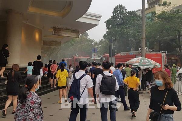 Cháy ô tô dưới tầng hầm, khói đen mù mịt bốc lên từ Tràng Tiền Plaza