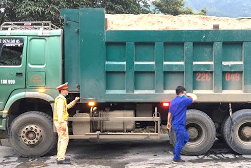 Kiến nghị tiếp tục thí điểm kiểm soát xe quá tải từ ngày 1/4