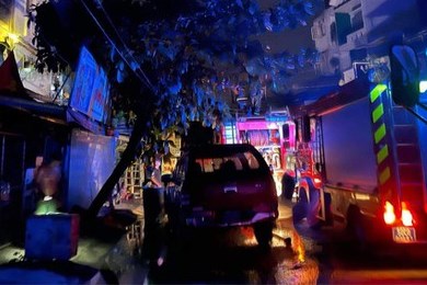 Giải cứu 4 người mắc kẹt trong vụ cháy tại quận Bình Tân, TP.HCM