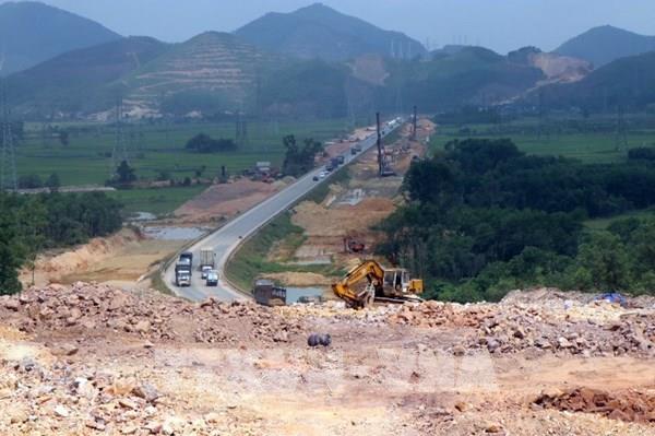 Tăng tốc để thông tuyến cao tốc Cam Lộ - La Sơn vào cuối năm 2021