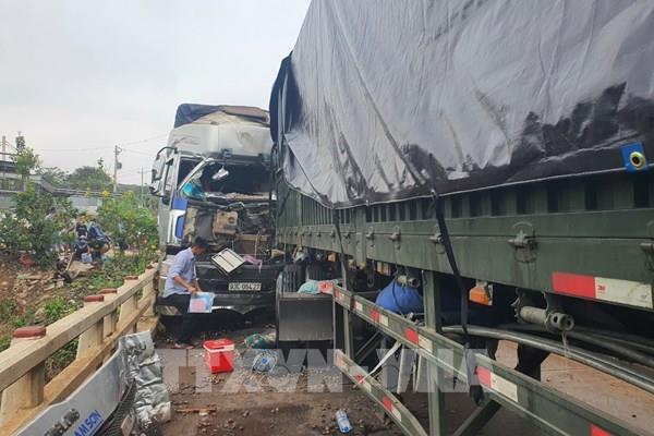 Bình Phước: Container đấu đầu xe tải làm ách tắc giao thông hơn 5 giờ