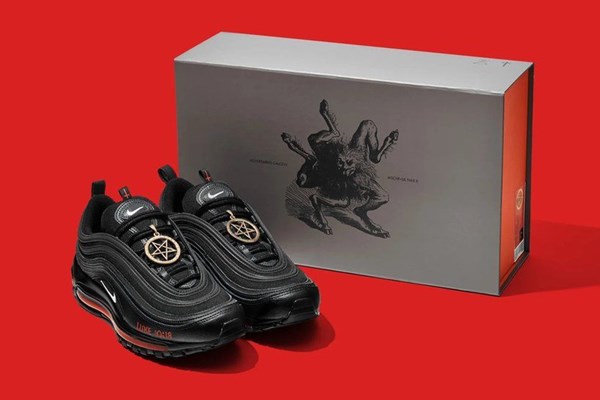 Nike khép lại vụ kiện MSCHF về mẫu giày Satan Shoes