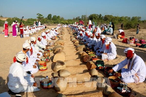 Lễ tảo mộ của đồng bào Chăm ở Bình Thuận